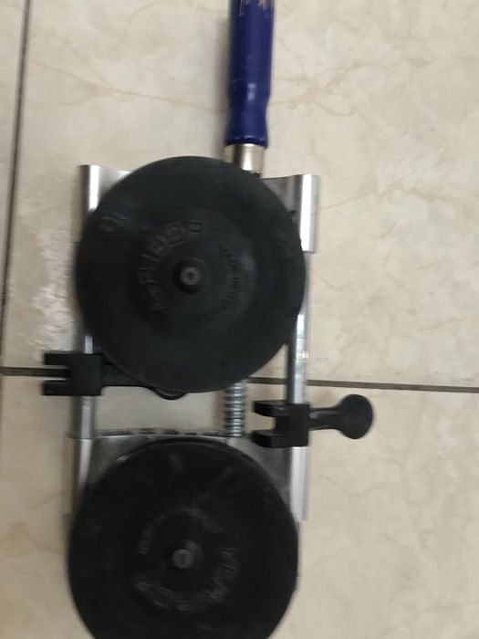 Ventuza pentru apropierea placilor ceramice