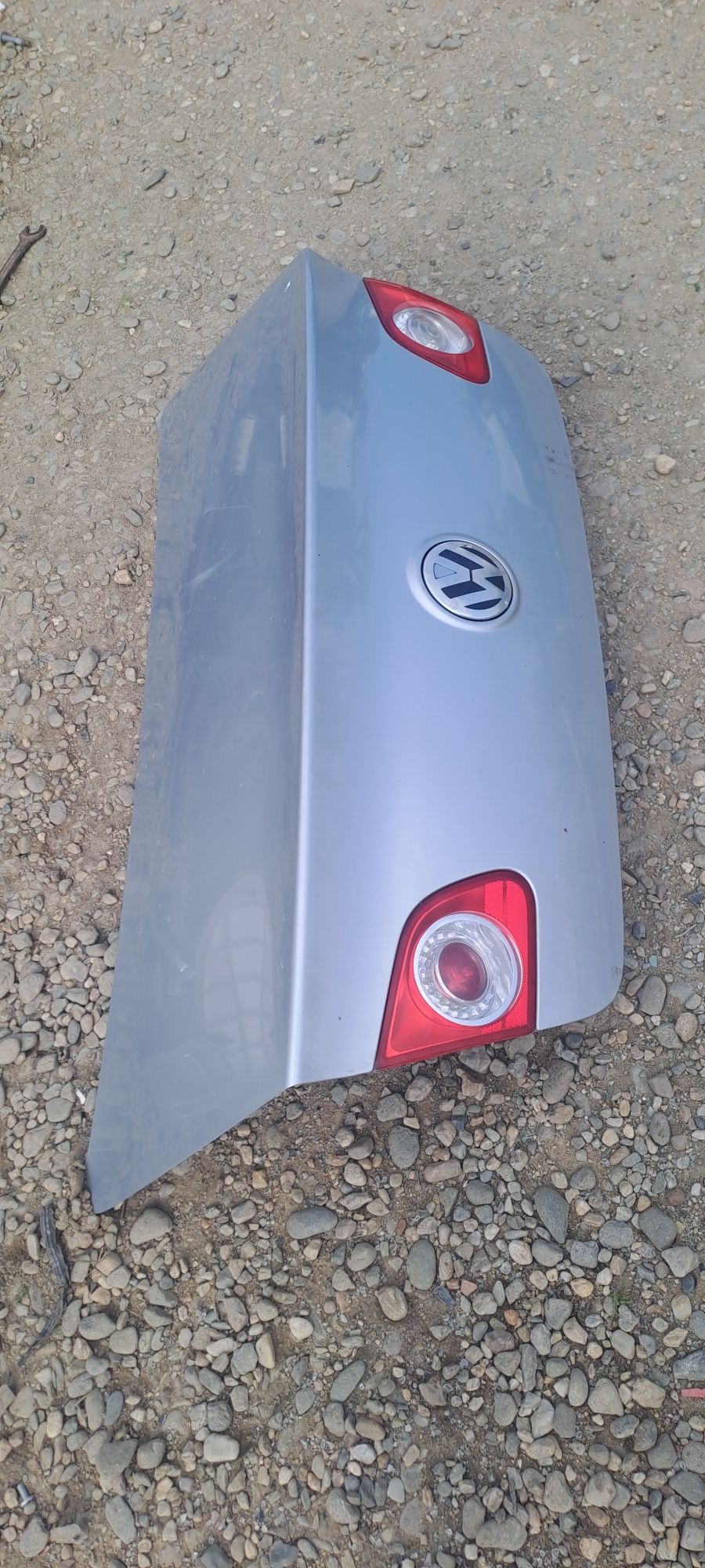 Capota portbagaj VW Passat B6 model berlina 
Cod culoare LA7W 
În star