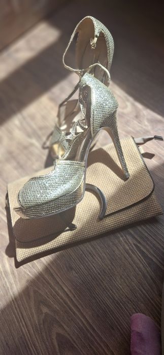 Обувки на ток и чантичка към тях