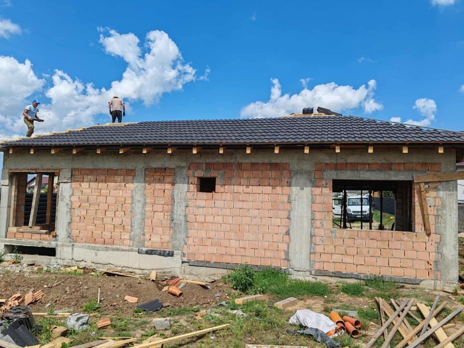 Amenajari interioare si exterioare , case la rosu