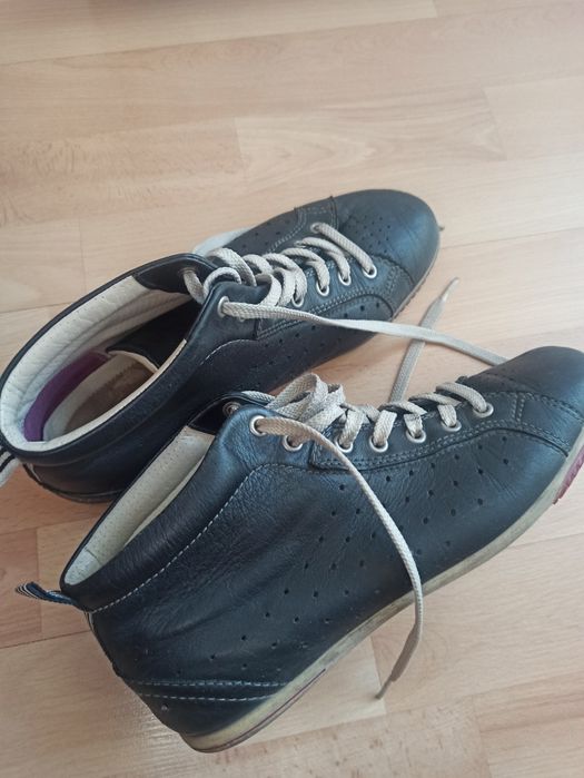 Кроссовки женские