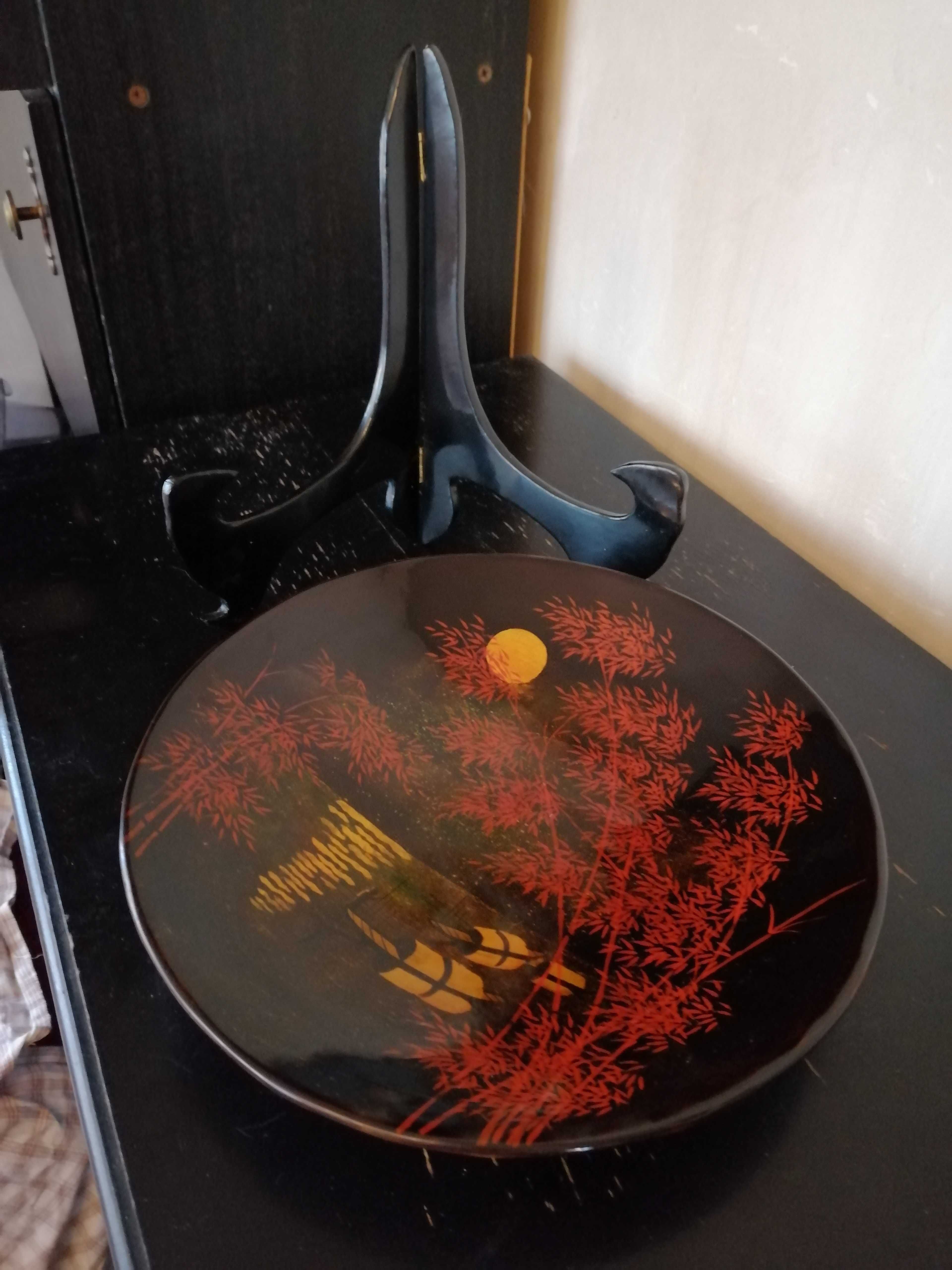 Декоративна японска чиния с поставка