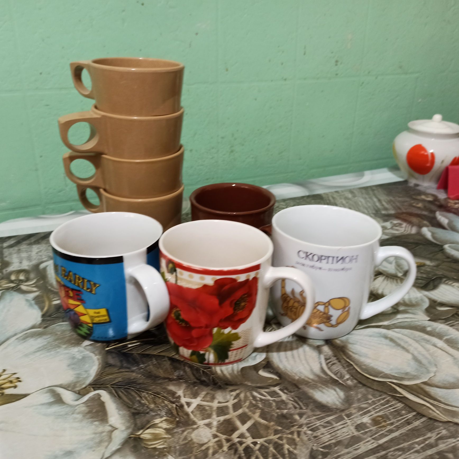 Кружки стекляные и пластиковые