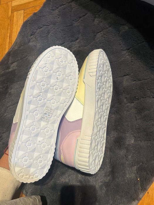 Обувки с етикет чисто нови