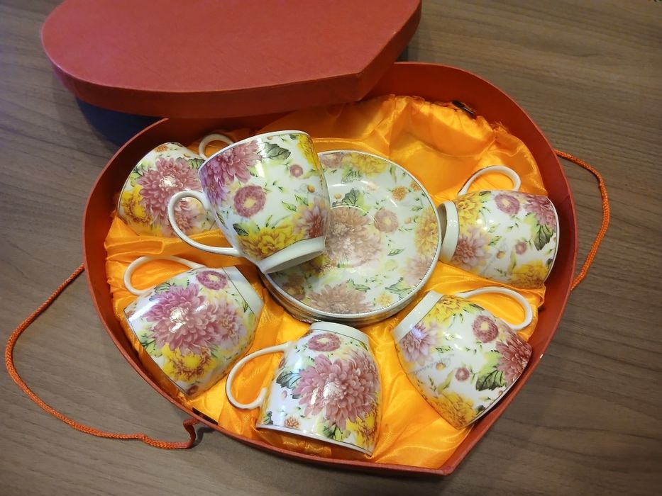 Set din 6 cești de cafea cu farfurioare, in cutie