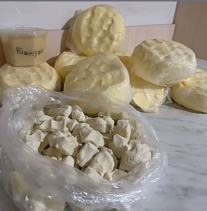 Сары май-құрт  қолдыкы