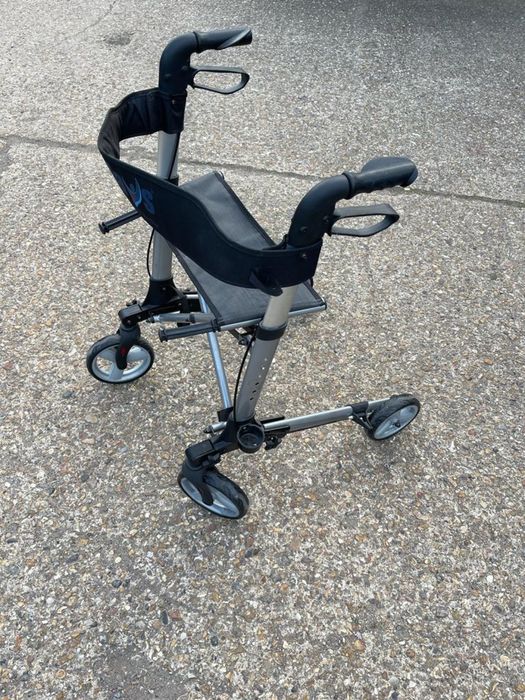 Premergătoare / cărucioare cu rotile pentru bătrâni