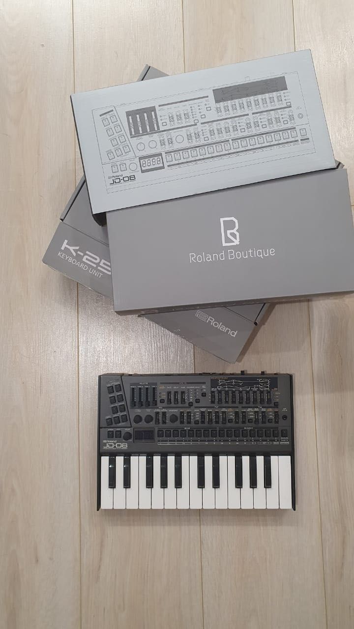 Продам синтезатор Roland JD08