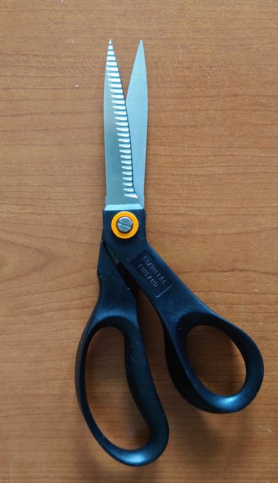 Fiskars : практически Нова ножица 21см, Точило и Нож 22см, ползвани
