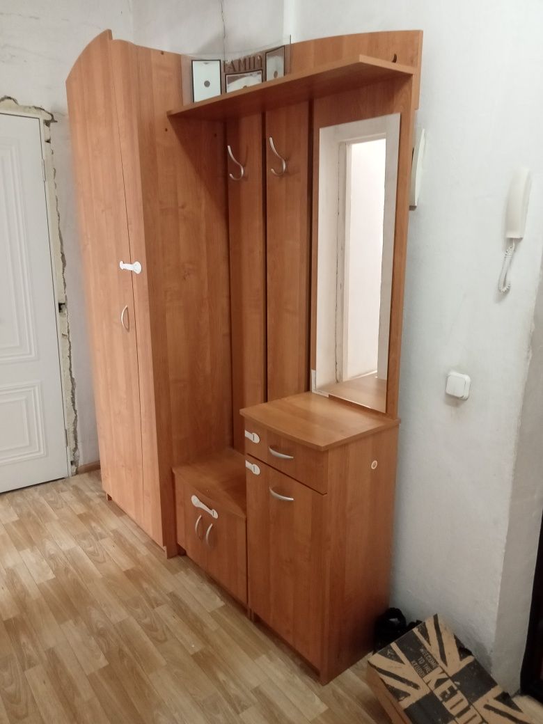 Продам в прихожую шкаф