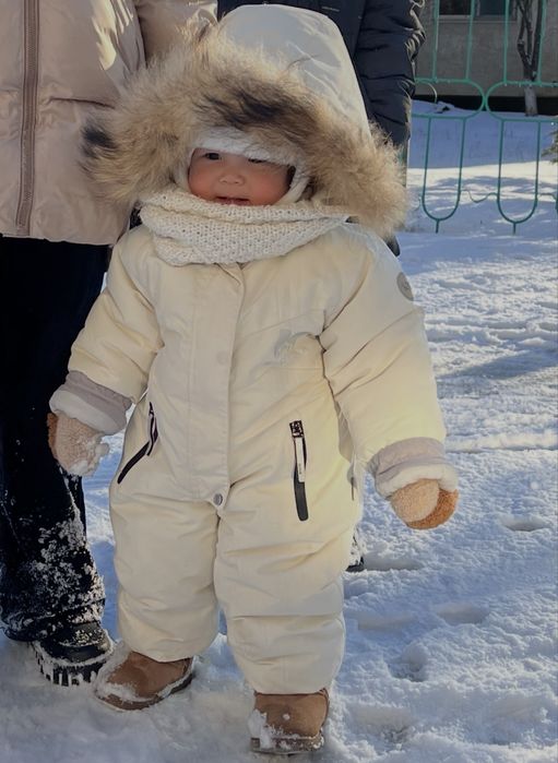 Продам зимний комбинезон рост 86 немного большемерит