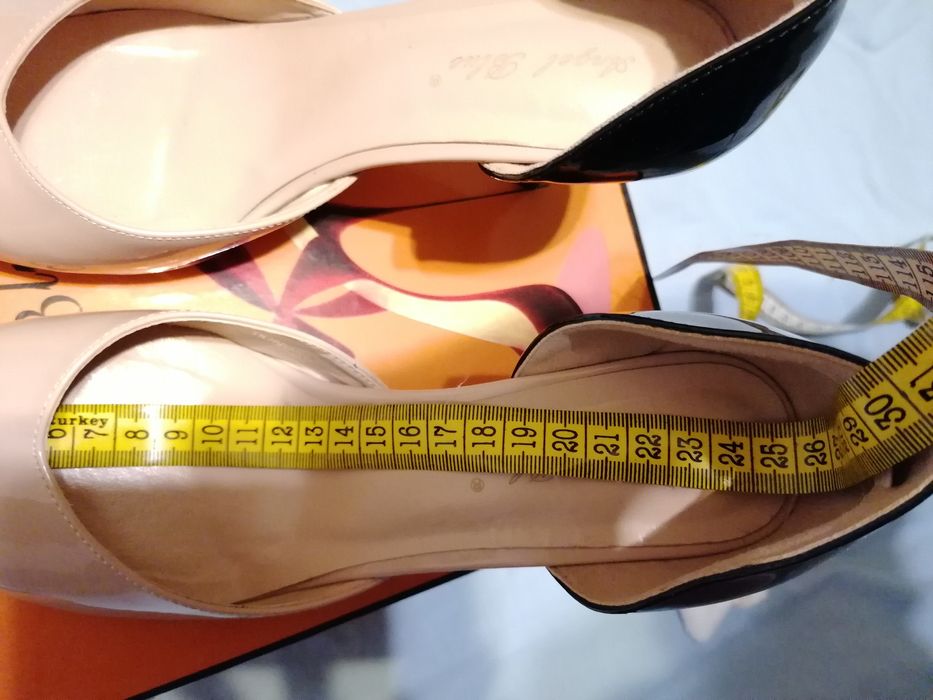 Pantofi stileto cu design aparte. Reducere