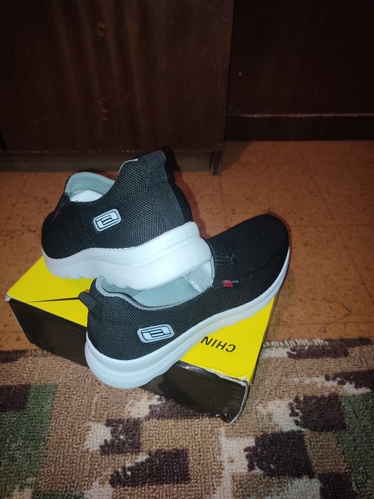 Продам новые кроссовки