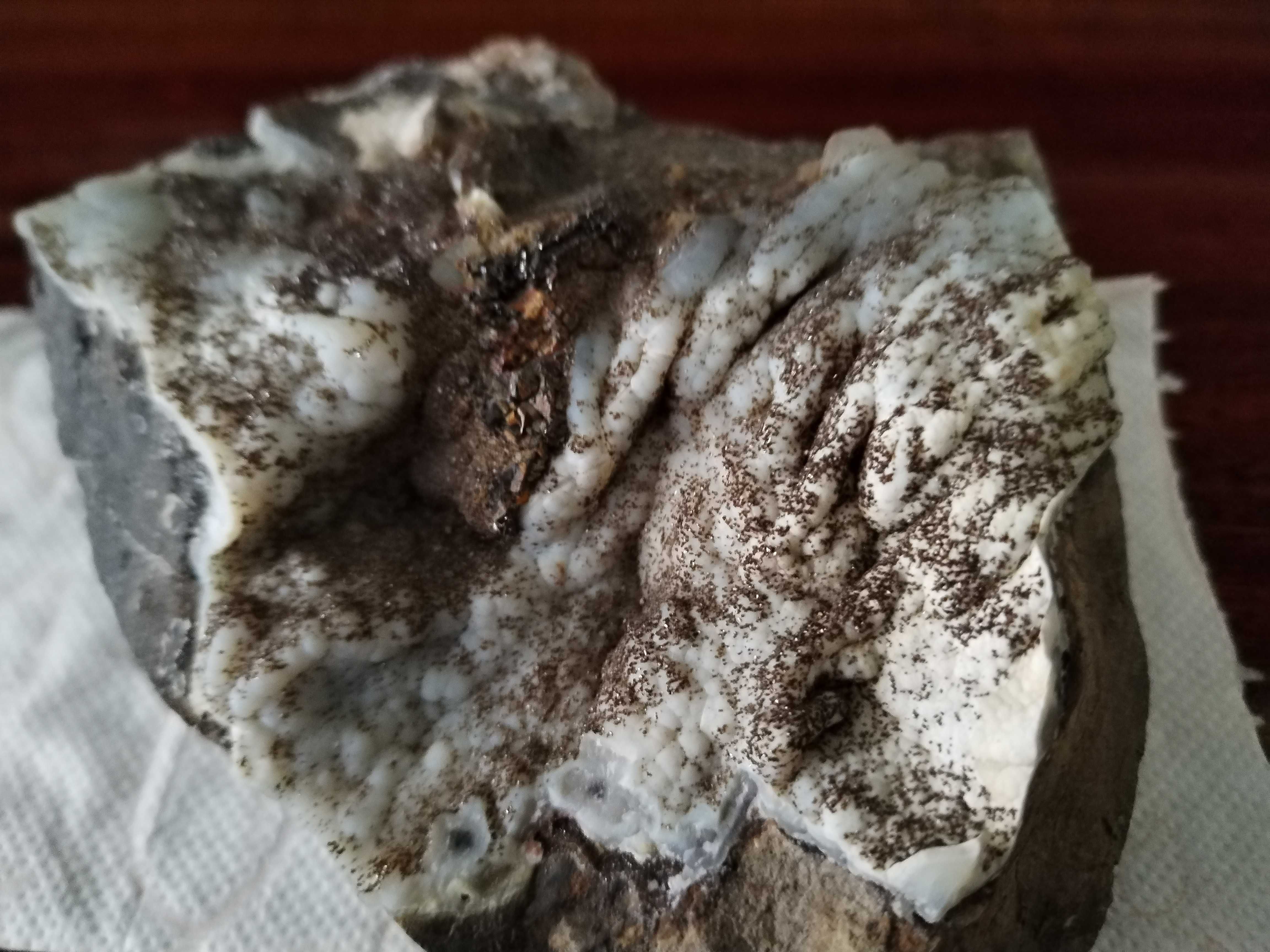 Floare de mina Covelina cu stropi de calcopirita