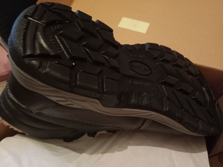 Продам спец.ботинки