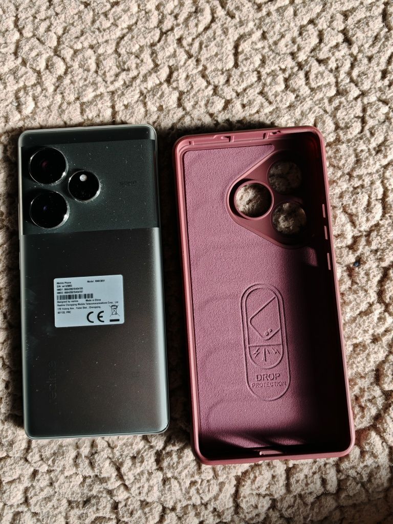 Realme GT 6 с две години гаранция