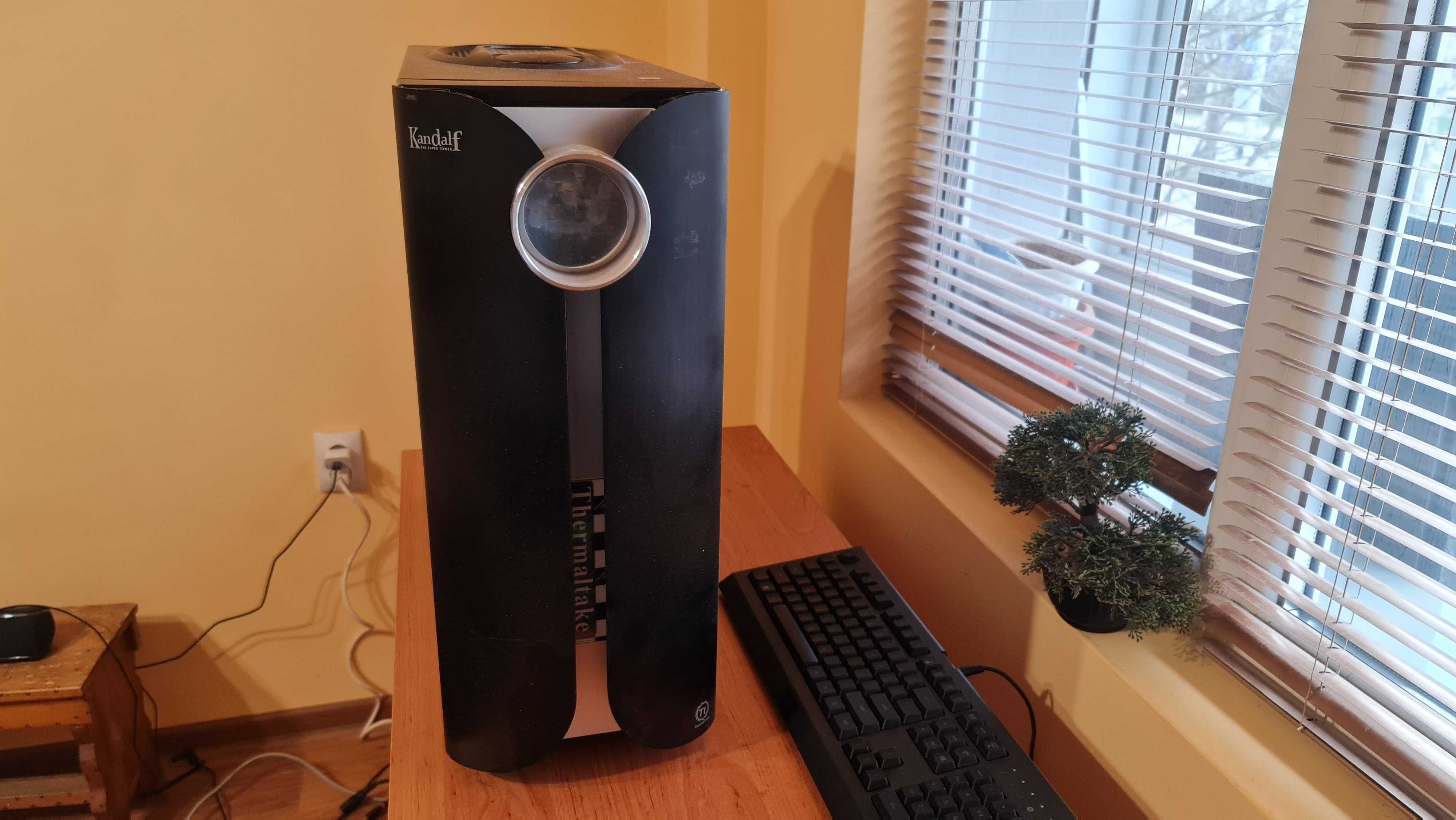Продава се настолен компютър + 27" монитор ASUS