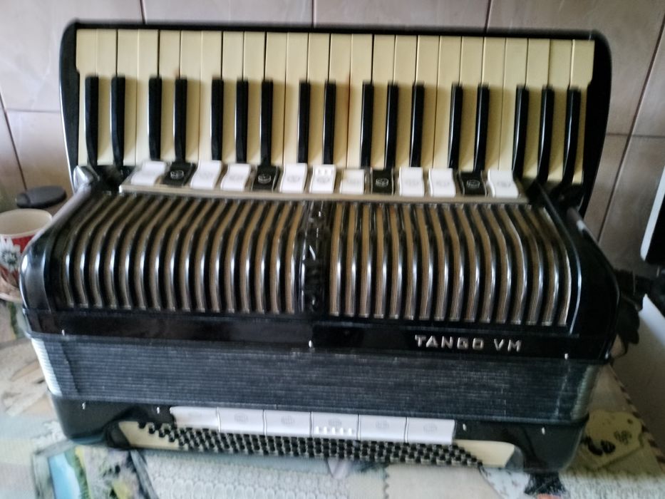Vând acordeon Hohner Tango VM