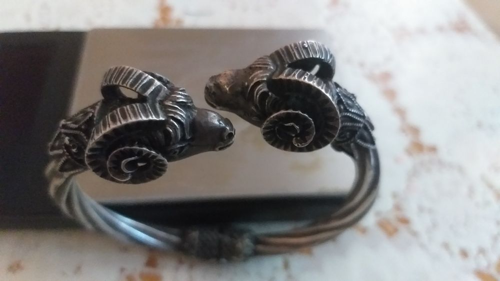 Vand o piesă veche din argint