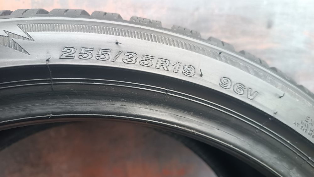 255/35/19 Bridgestone Дот 2222