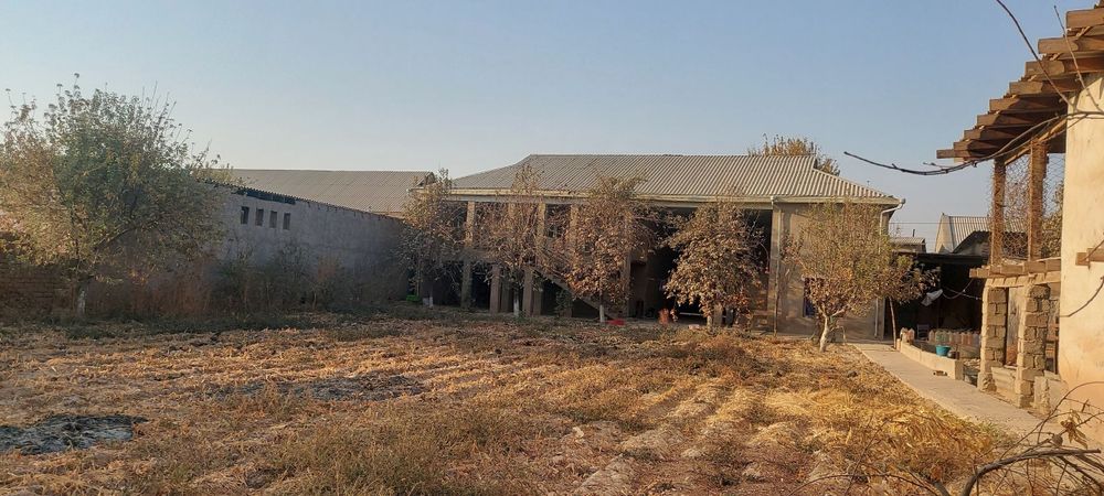 7 xona, 1 ta garaj, 2 ta podvol, 2 etajli yashab turilgan uy. 10 sotix