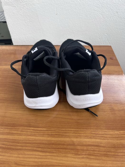Vand adidasi Under Armour
