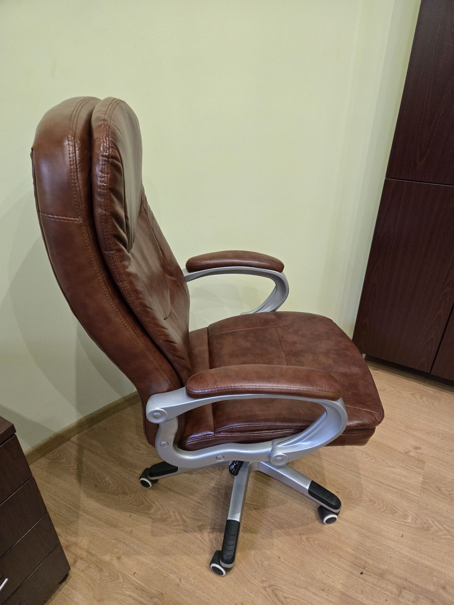 Продавам Офис Обзавеждане