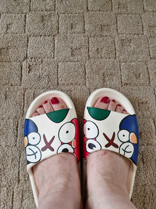 Шлепанцы с оргинальным рисунком новые.