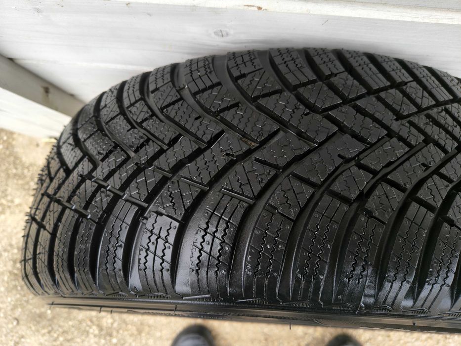 Vând 2 cauciucuri de iarna hankook 205 /55 R16 noi