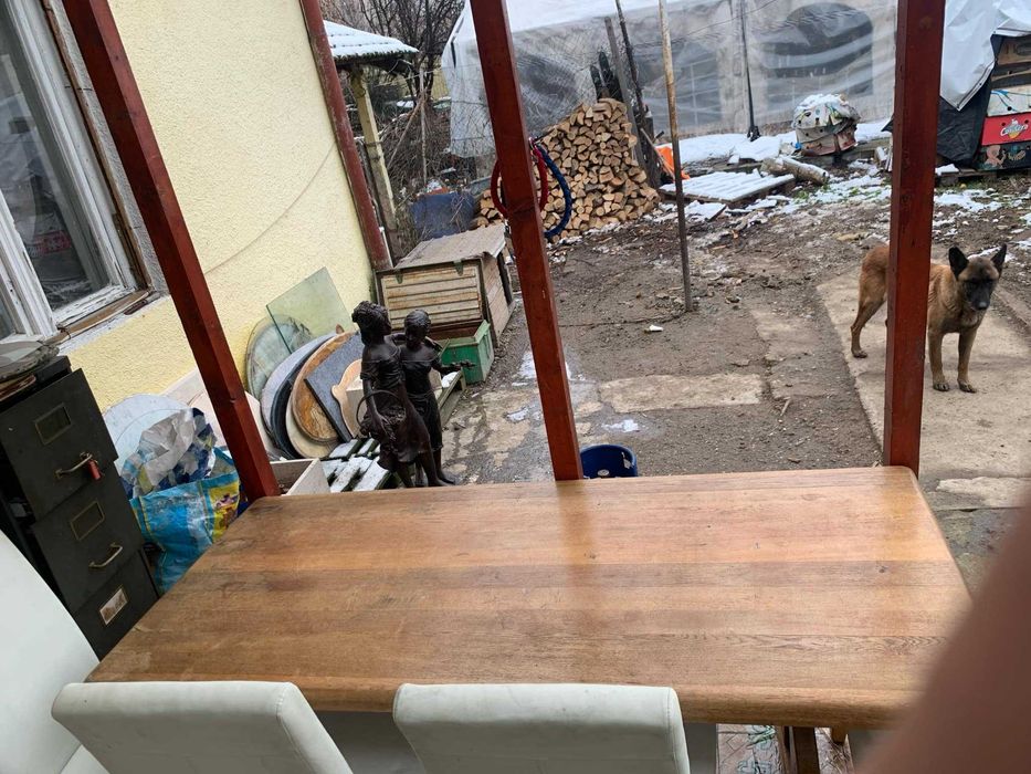 Masa cu blat din lemn masiv cu patru scaune inbracate in piele alba