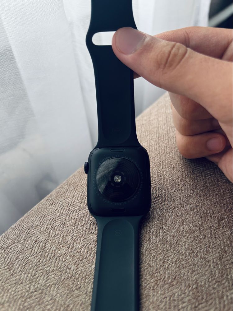 Продам НОВЫЙ Apple Watch SE