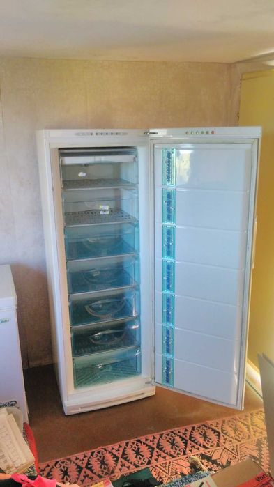 Неработещ фризер Аристон, за ремонт или за части