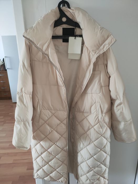 Продаю Пуховик Victoria Bonya Молочного цвета