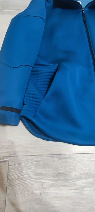 Продавам зимен суитчър с качулка Under Armour -  размер XL