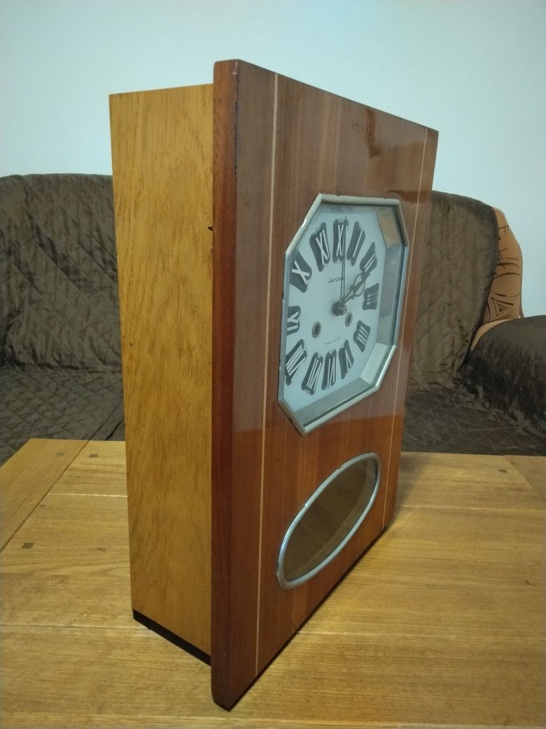 Продавам стар стенен механичен часовник  Jantar / Янтар с махало