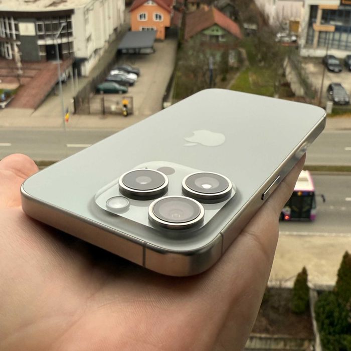 Vând iPhone 15 Pro, ca nou, 128GB, Titanium, la cutie + husă originală