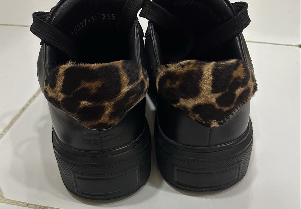 Продаются кожаные кеды