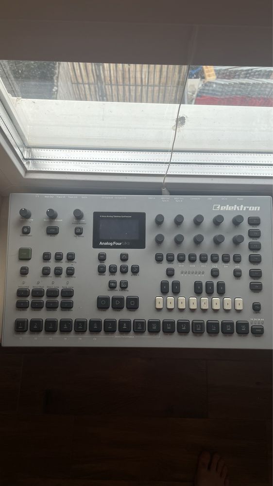 Sintetizator Elektron Analog Four