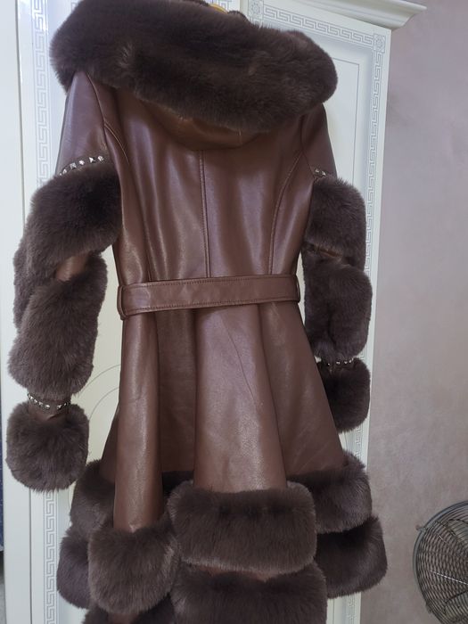 Vând geacă de piele cu blană naturală