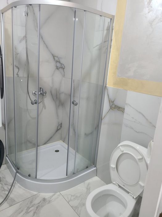 Inchiriez apartament nou cu o camera ( parcare inclusa )