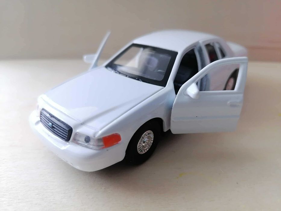 Форд Краун Виктория '99г. в мащаб 1:34 .