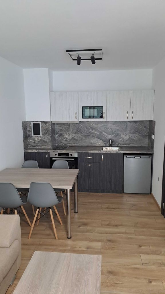 Дава се под наем Едностаен апартамент в Бургас, Изгрев - 47 кв.м за 459 € - Снимка #1