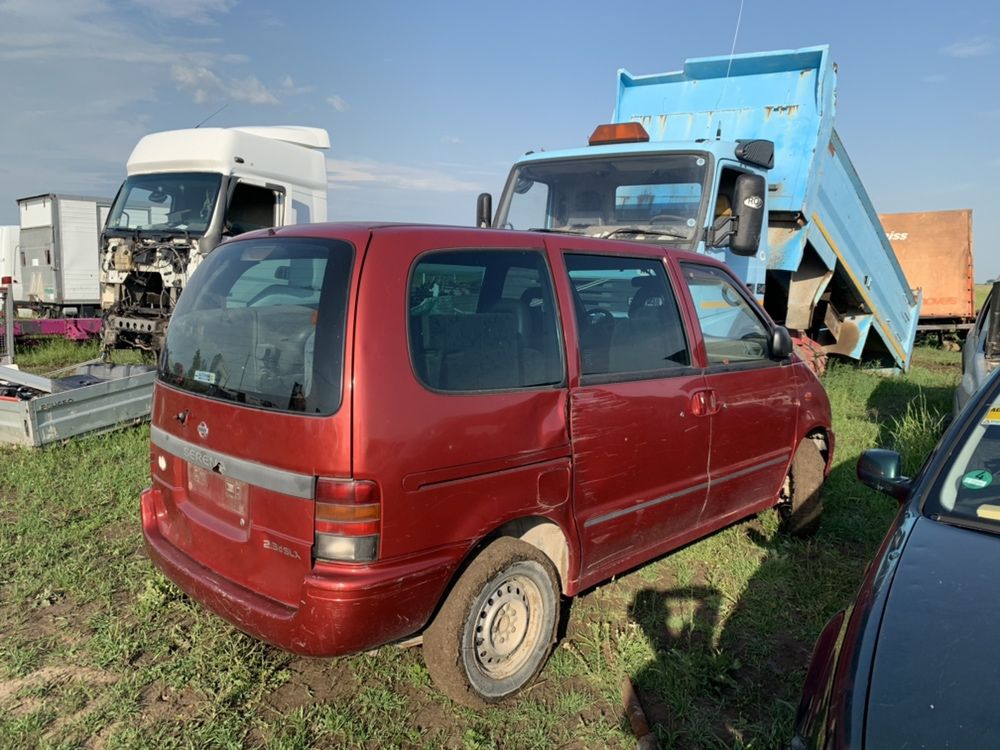 Dezmembrez Nissan Serena 2.3