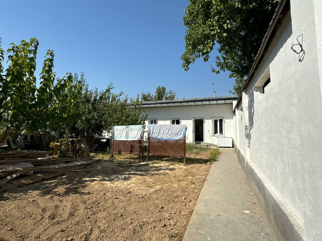 Uchastka sotiladi