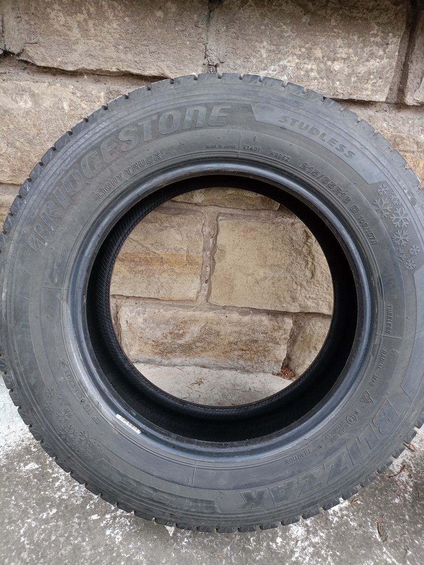 Зимни гуми за бус 8/9мм граифер Bridgestone Blizzak W995 215/65 R16