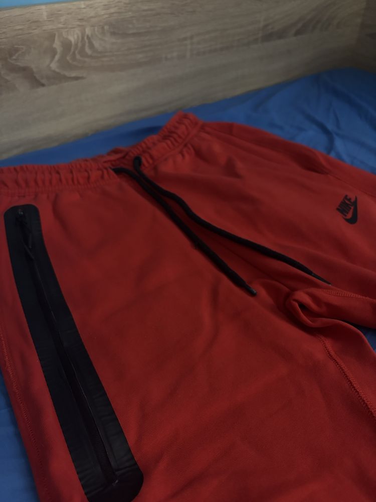 Продавам червен tech fleece