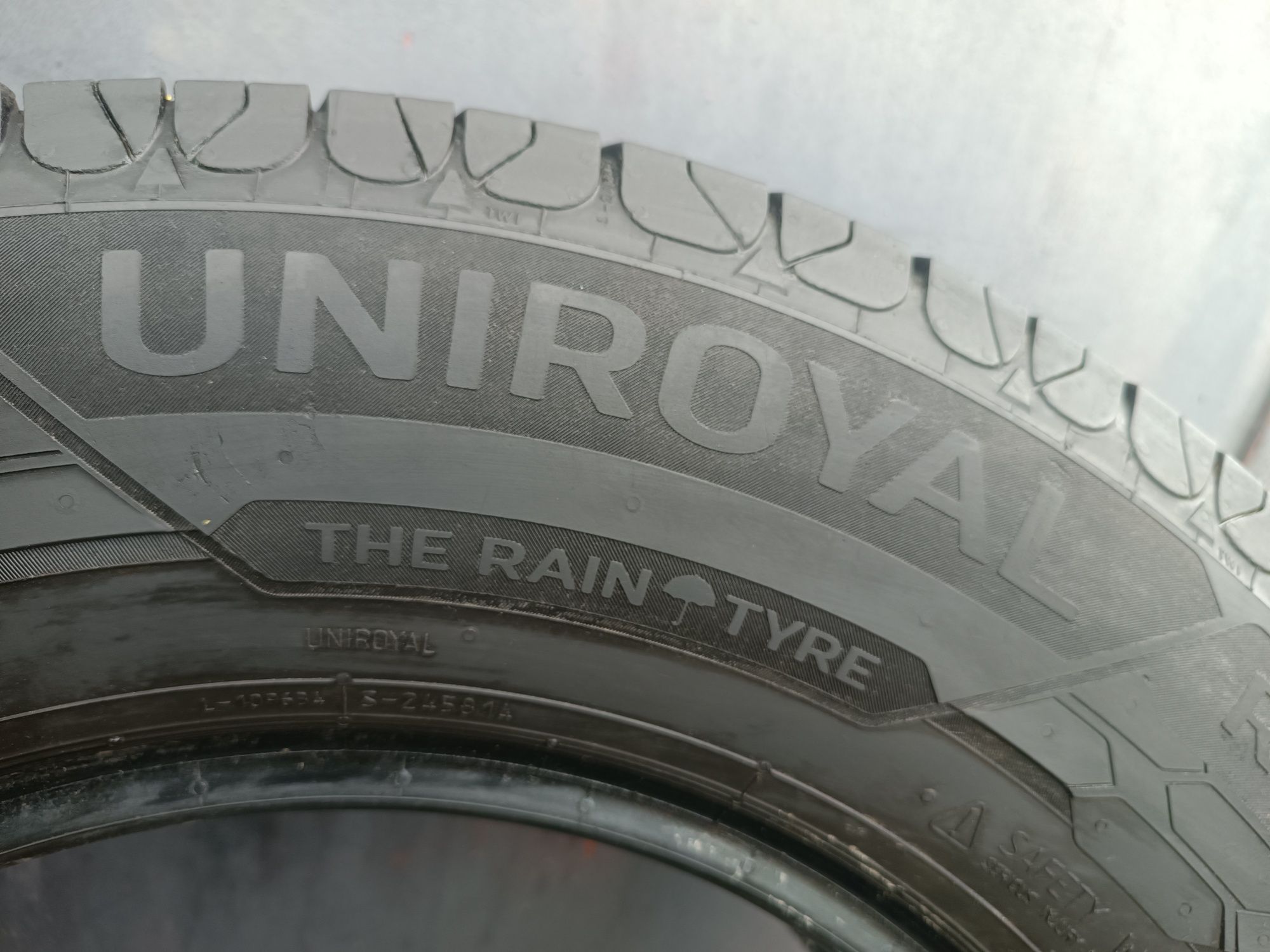225/75/16 С Uniroyal Дот 1022