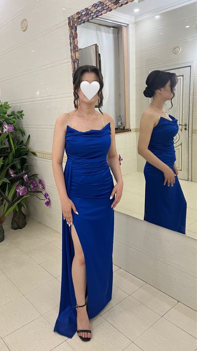 Вечернее платье с вырезом на ноге