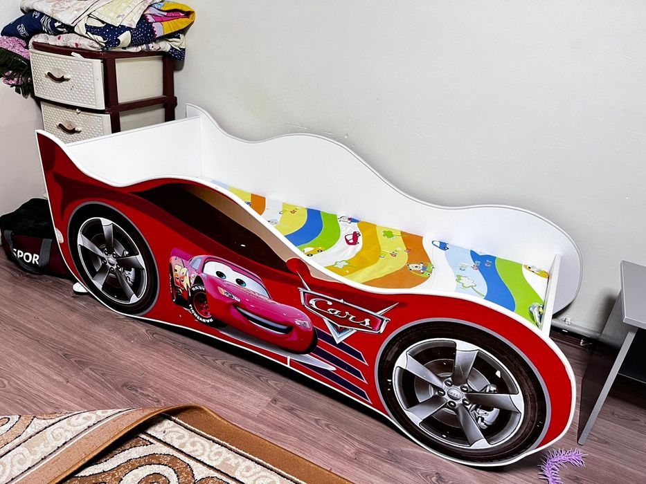 Детская кровать машина.