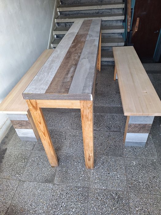 Маса с две пейки от естествено дърво